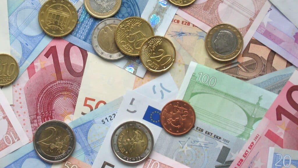 euros - currency things to know before going to spain